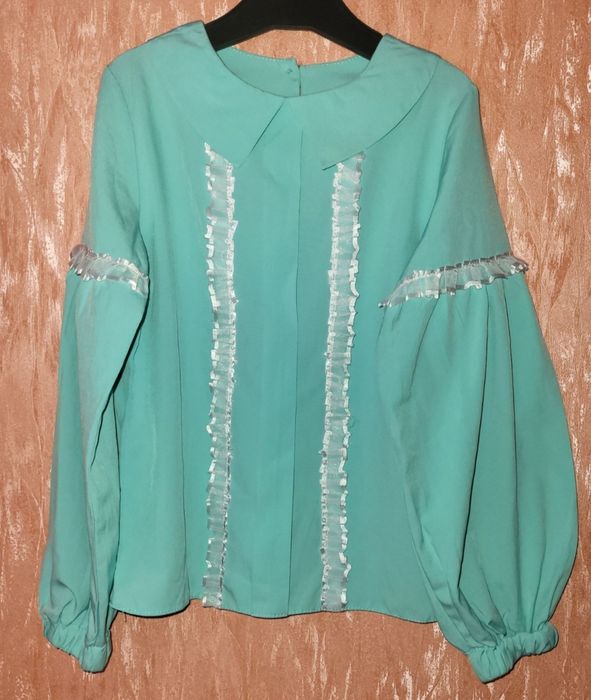 Блуза с пышным рукавом и воротником.128р мята