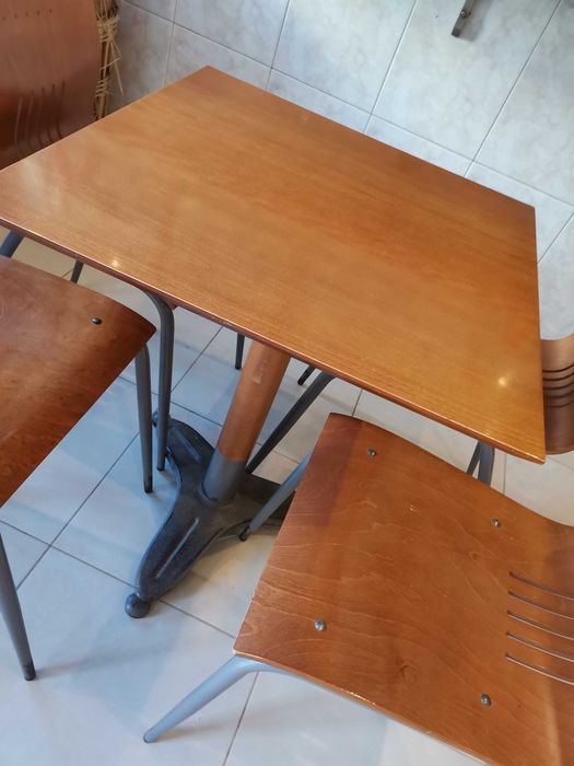 Conjunto mesa e 4 cadeiras