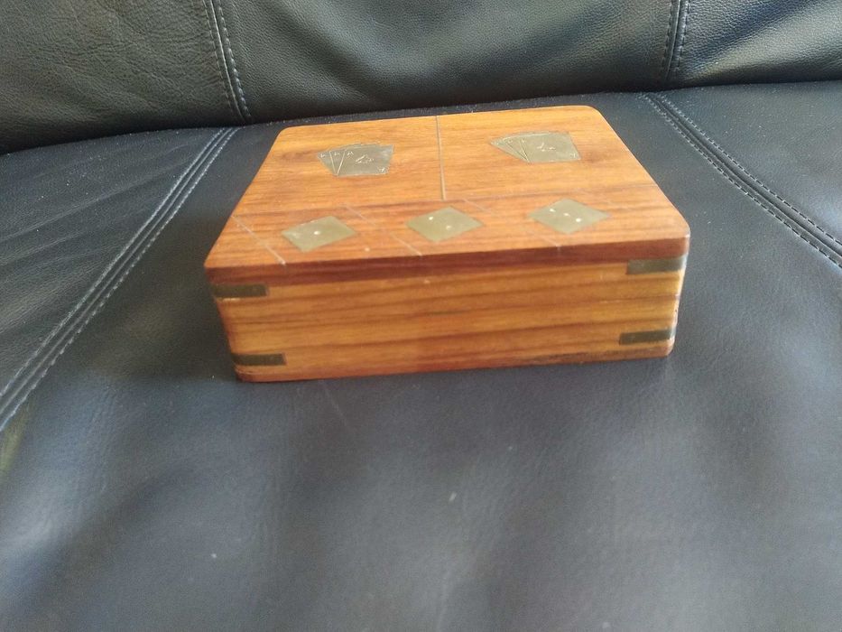 Caixa em madeira, com jogo de cartas e dados