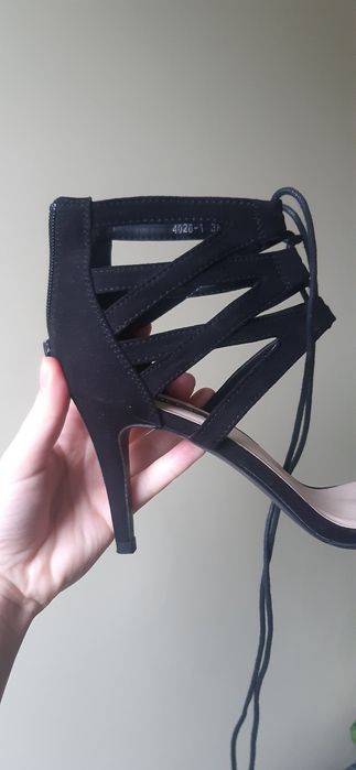 Czarne wiązane sandałki na obcasie