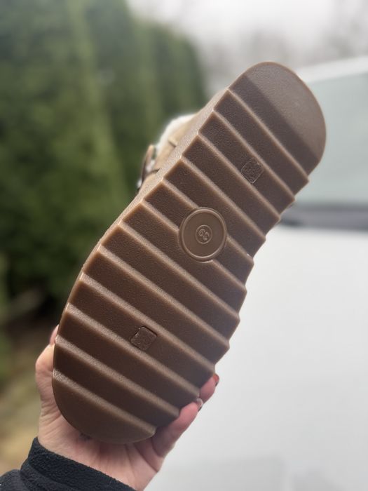 Коротенькі натуральні уггі