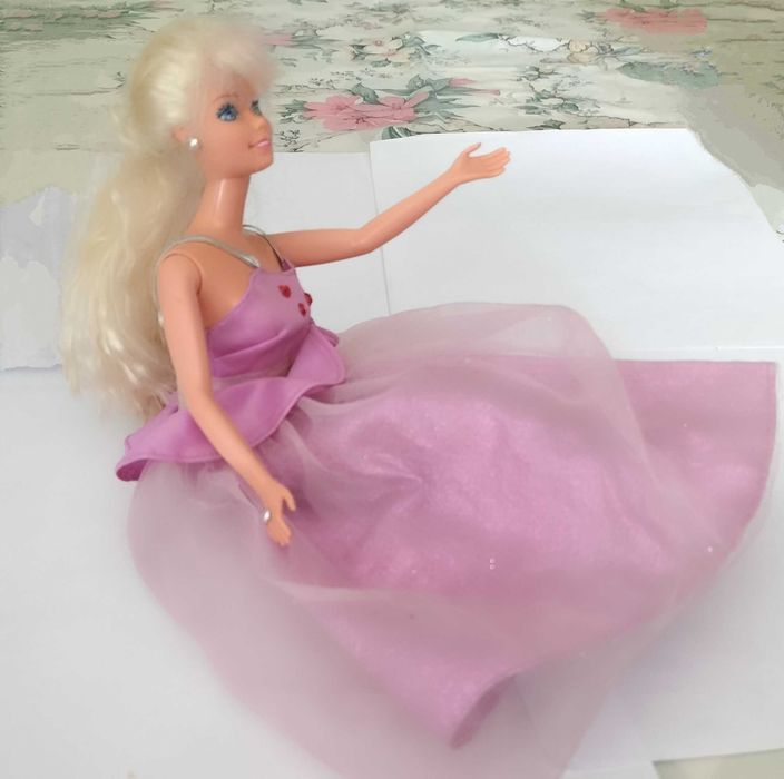 Boneca Barbie com vestido comprido de festa, em estado ótimo.