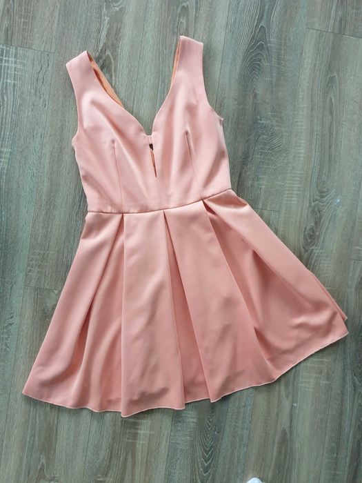 Sukienka wyciety dekolt i plecy