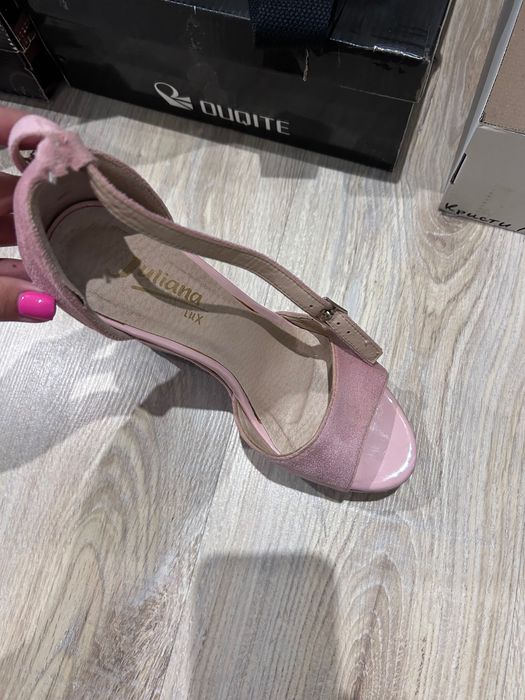 Продам босоніжки 200 грн