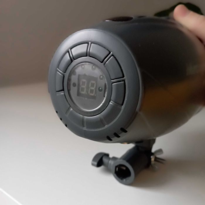 Фото спалах Mircopro MQ-300 і радіосинхронізатор.