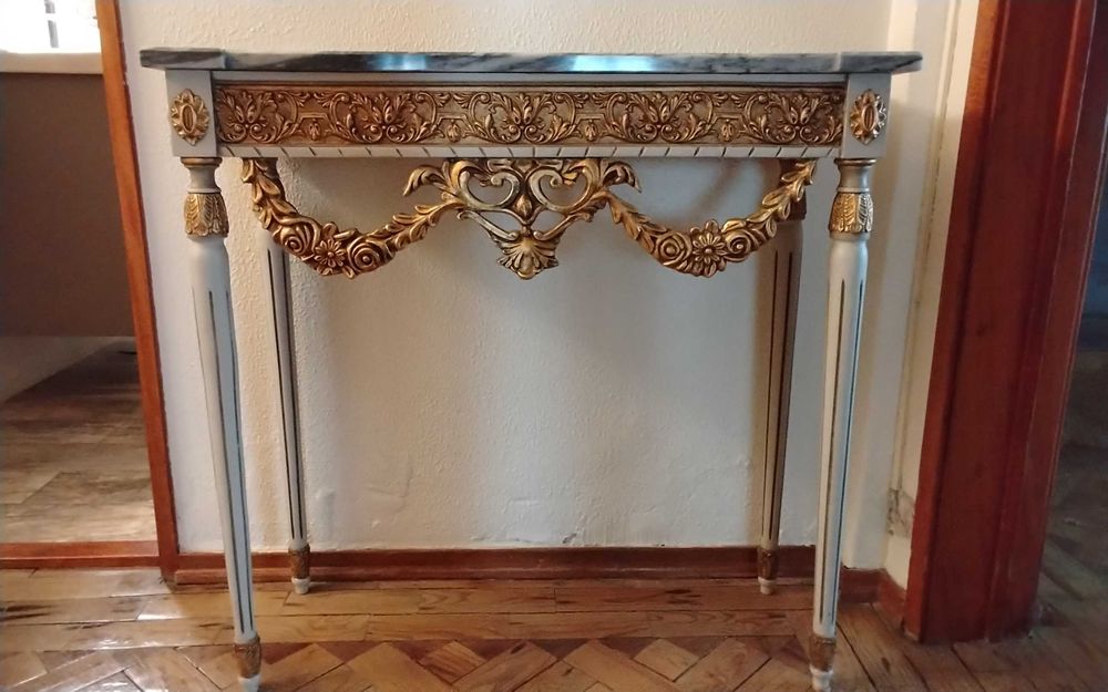 Mesa/Consola clássica em talha dourada com tampo em mármore