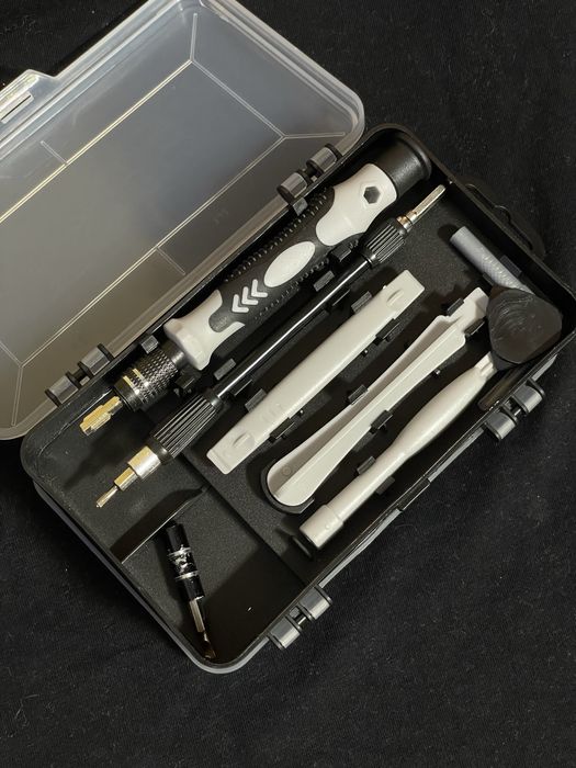 Набір викруток, шестигранників та інших інсрументів