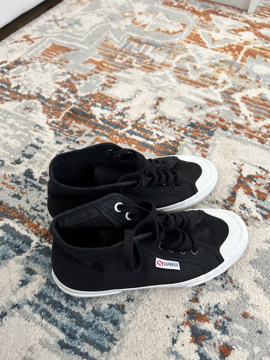 Ténis preta número 36.