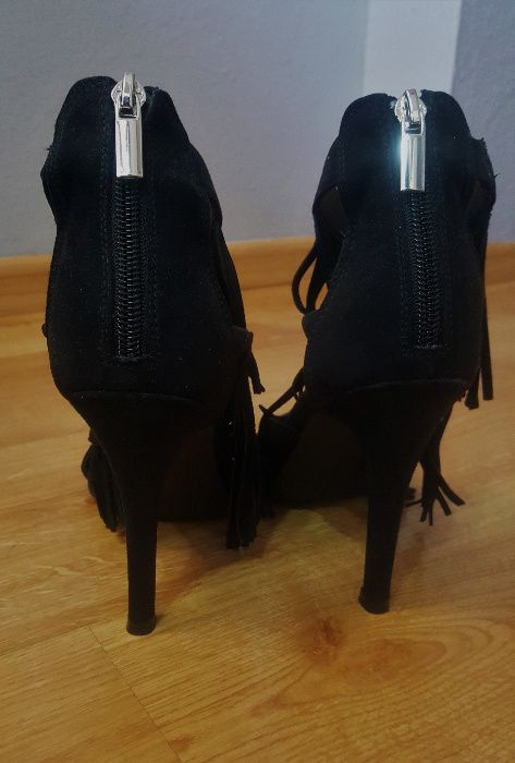 sandałki na szpilce z frędzlami