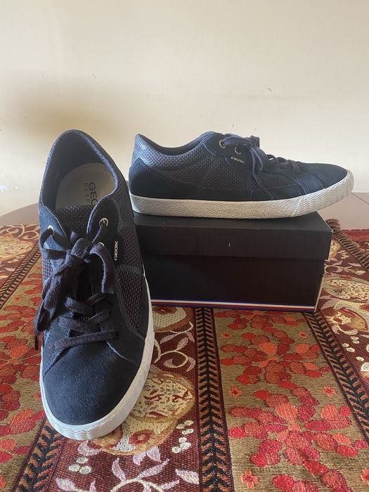 Sapatihas de homem Geox, em couro/ tecido azul.