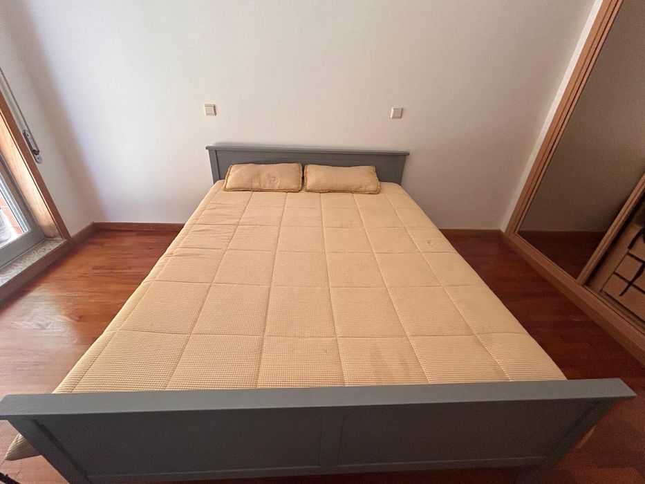 Cama e mesa de cabeceira