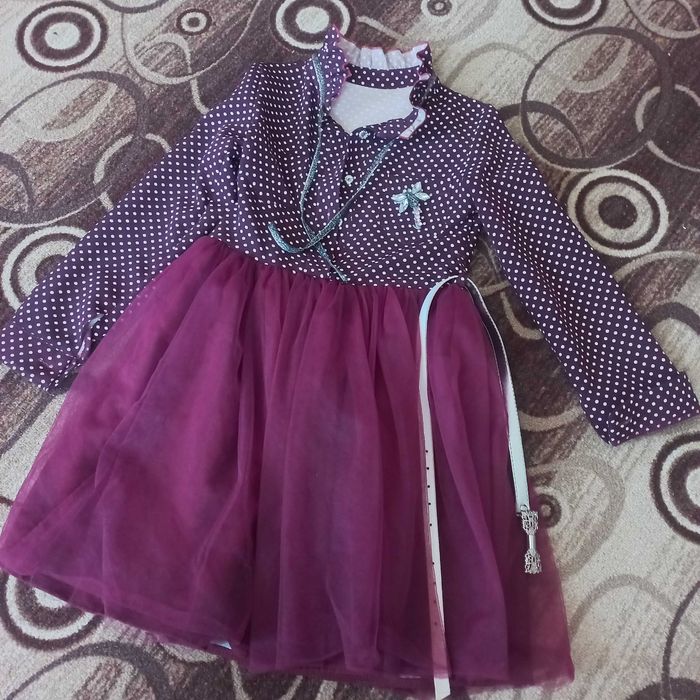 Платя наядне на дівчинку