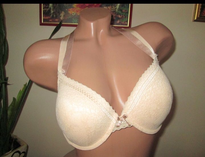 8 різних бюстгальтерів