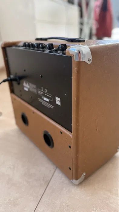 Wzmacniacz do gitary akustycznej z mp3 i mikrofonem.