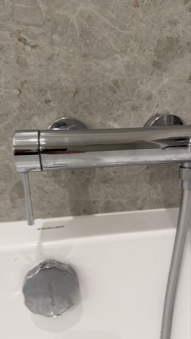 Bateria wannowa Grohe Essense z prysznicem