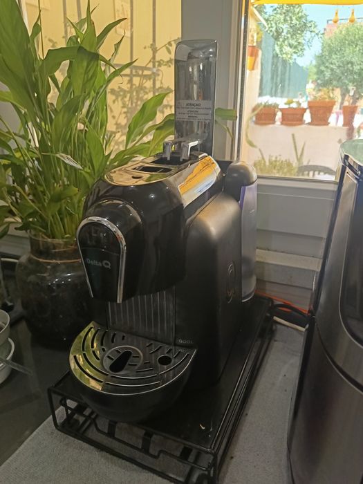 Máquina de café Delta com suporte para cápsulas