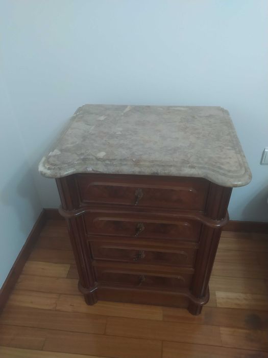 Quarto completo em madeira maciça.
