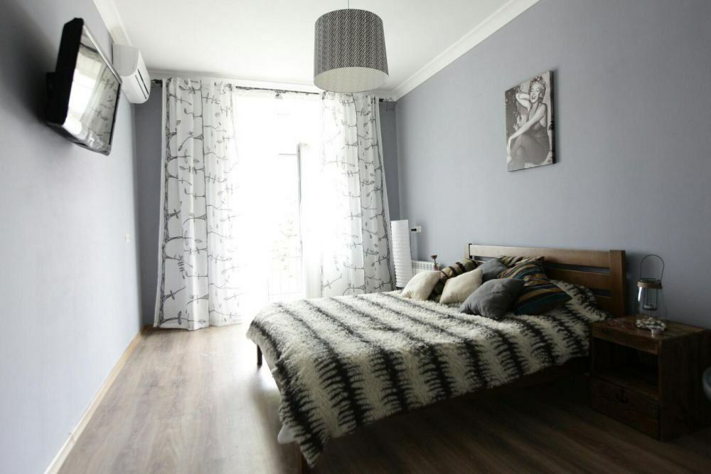 Звоните, есть свободные варианты, посуточно квартира