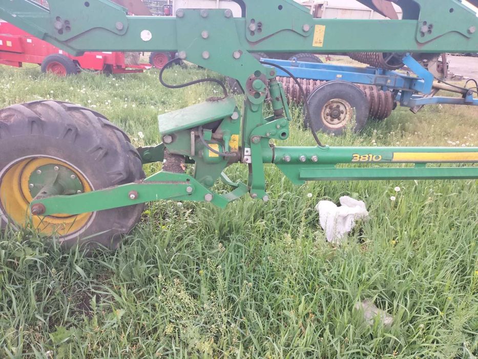 Продам плуг John Deere 3810