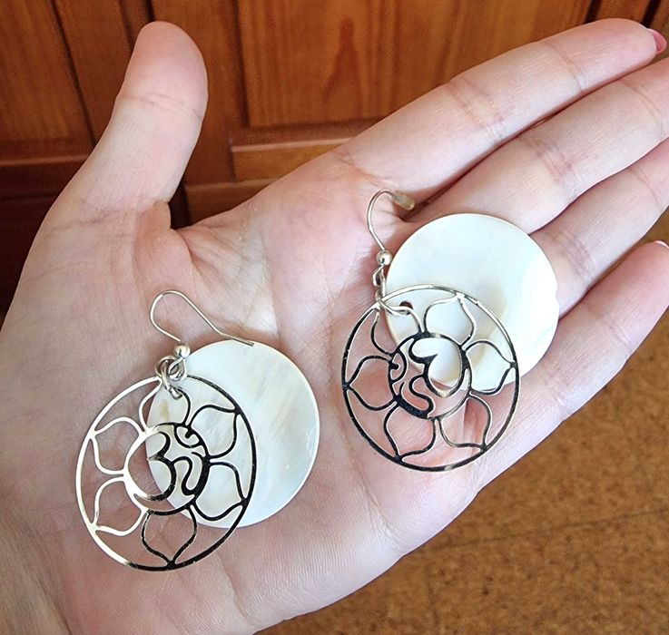 Brincos brancos/ bege e prateados