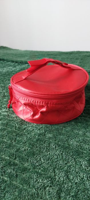 Kosmetyczka czerwona okrągła