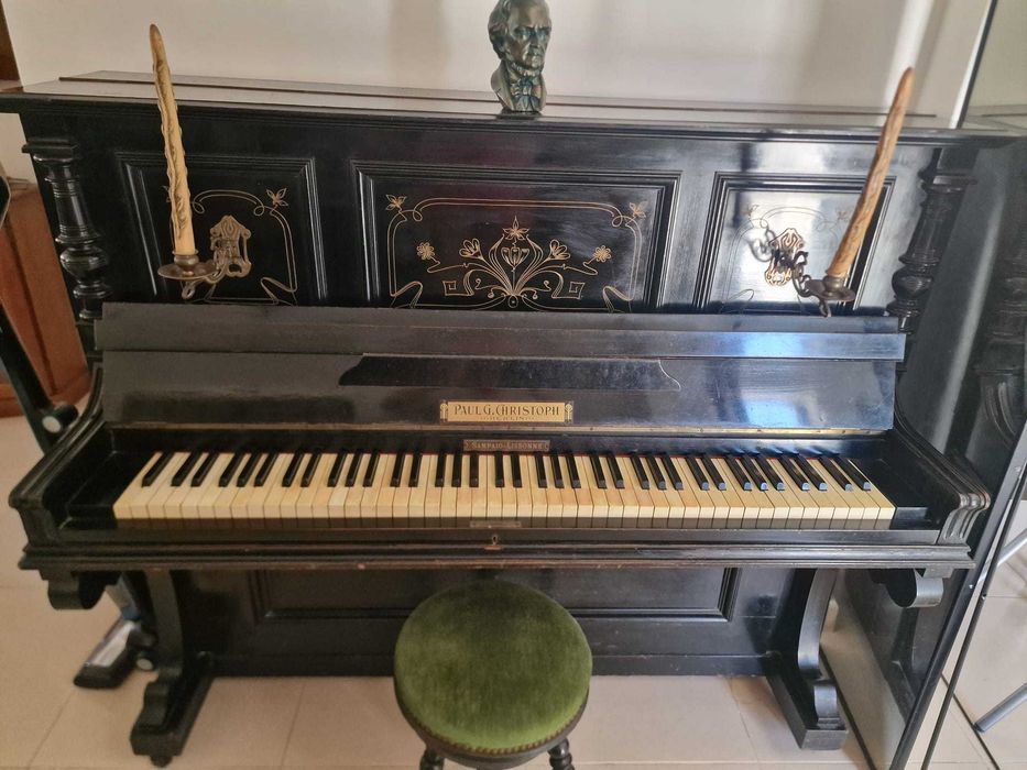 Piano com banco incluído