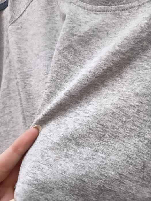 T-shirt Cinzenta com Riscas Azuis Escuras