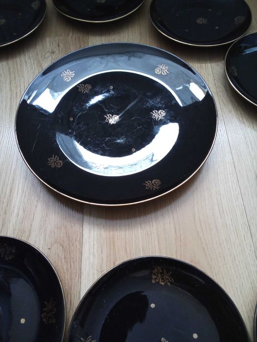 Czarne talerzyki deserowe wraz z paterą. Pruszków. Pięć z innym wzorem