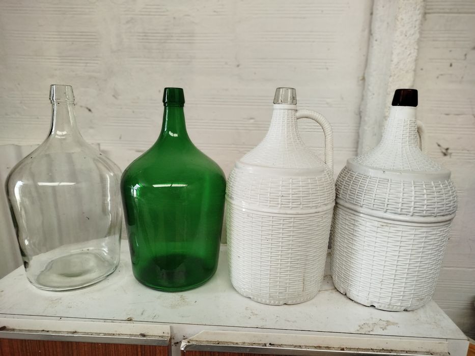 Garrafões de vinho, limpos e usados