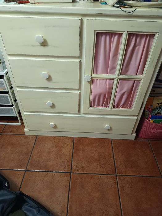 Conjunto de mobília de quarto branco decapé