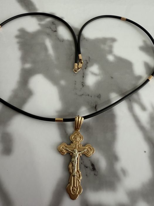 Золотой крестик со шнурком с золотыми встааками