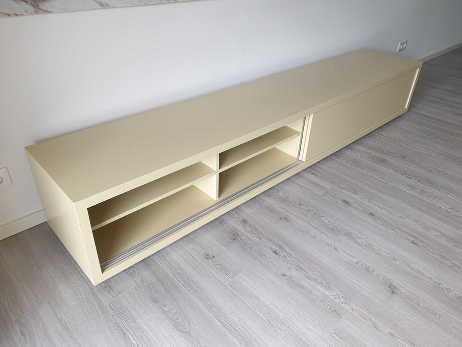 Móvel de TV de perfil baixo bege/creme mate com 2 portas de correr