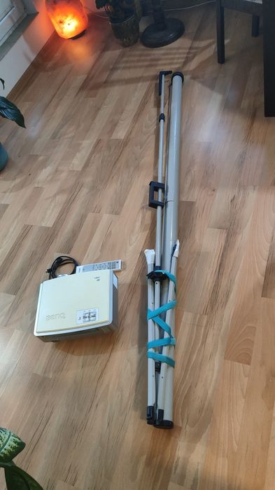 Projektor  Benq z rozwijanym  ekranem na statywie