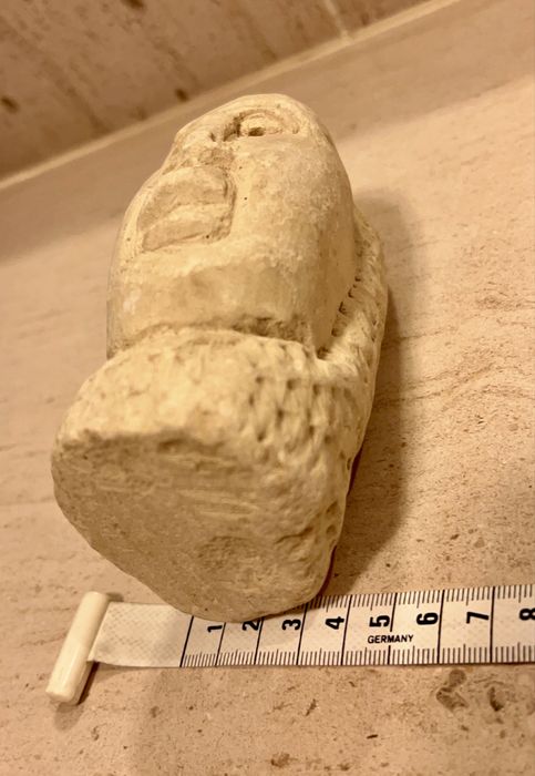 Mascara em pedra calcária talhada à mão