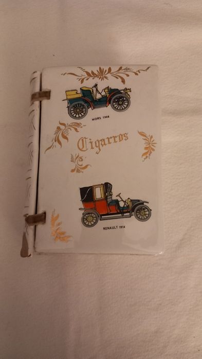 Caixa decorativa de cerâmica apresenta ilustrações de automóveis clássicos, incluindo um Mors 1908 e um Renault 1914