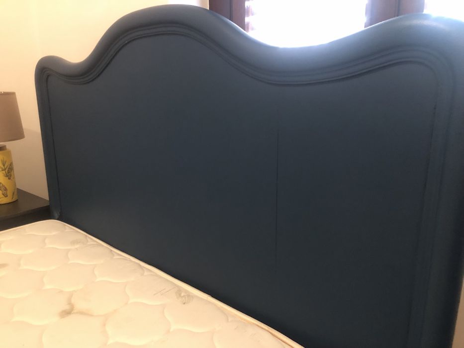 Cama de Casal de Estilo Luís XV em Azul Petróleo com Estrado