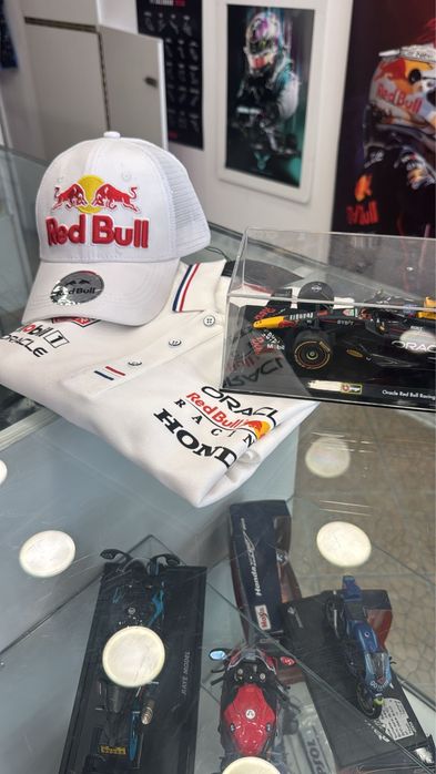 F1 Red Bull Team conjunto 3 peças Polo + Boné + carro  F1 RB20