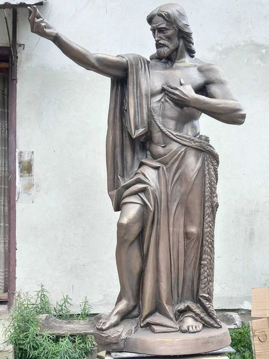 скульптура в камені, бронзі, гіпсі.