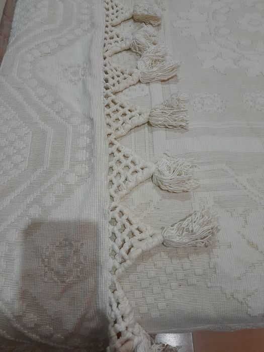 Colcha antiga com 2m05cm x 2m35cm beje e tons de castanho claro