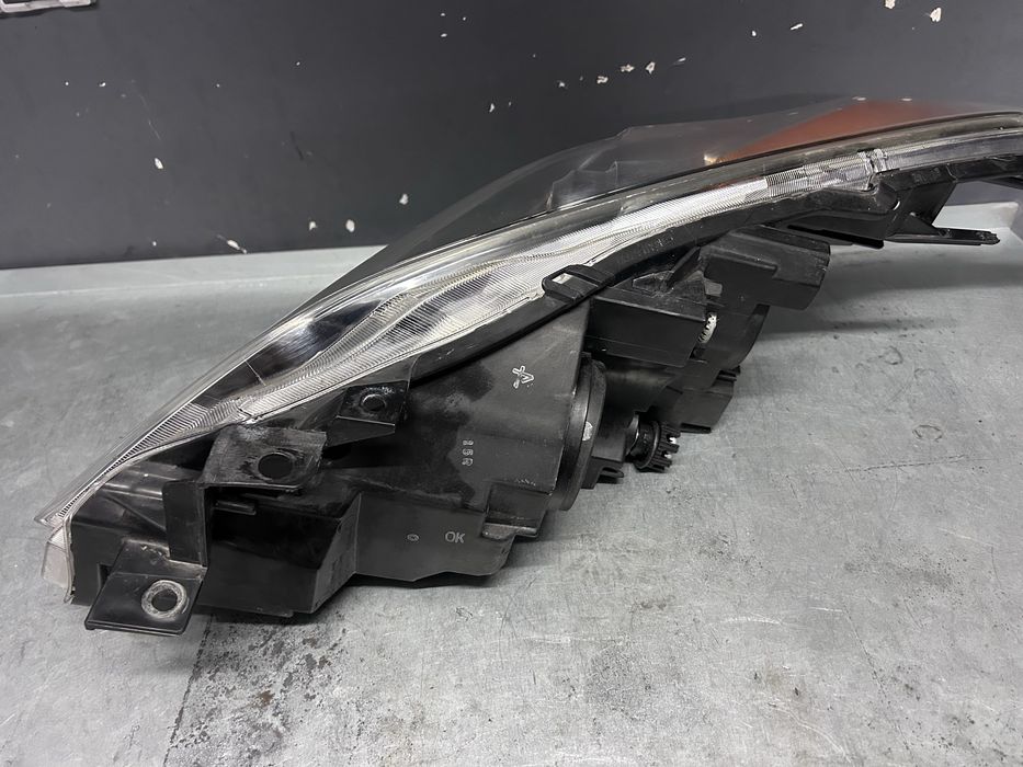 Lampa prawa przód Mazda 3 II 08-13 xenon Europa oryginał