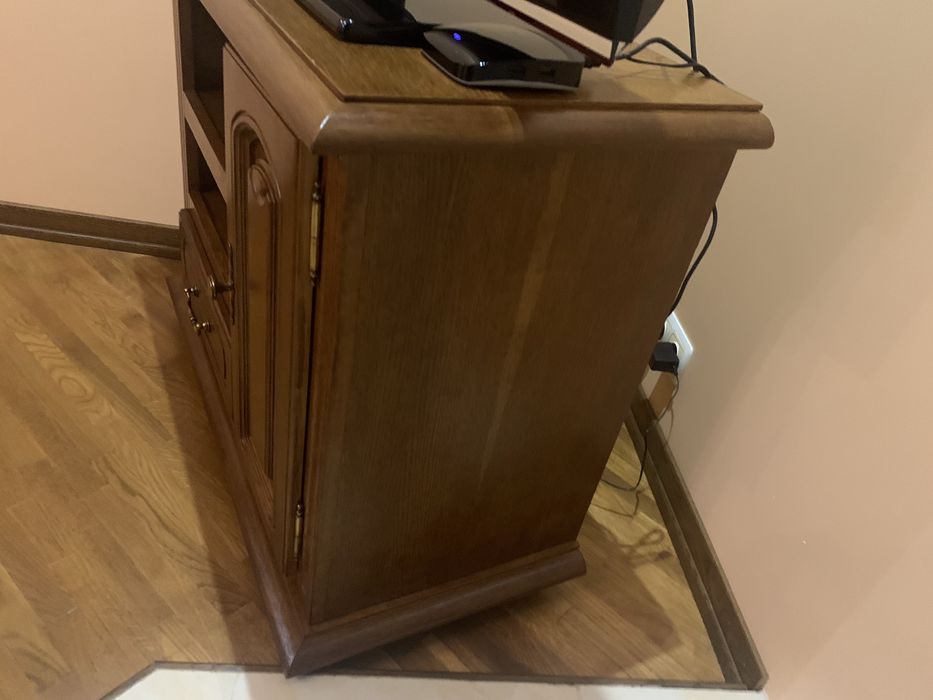 Дубова тумбоча , під телевізор