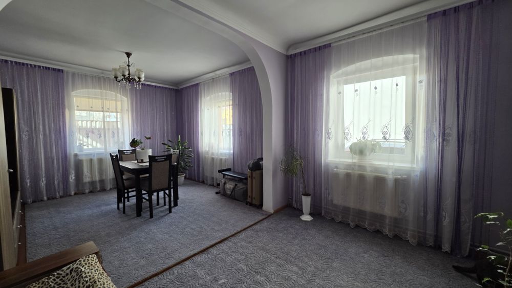 Продається пів особняка