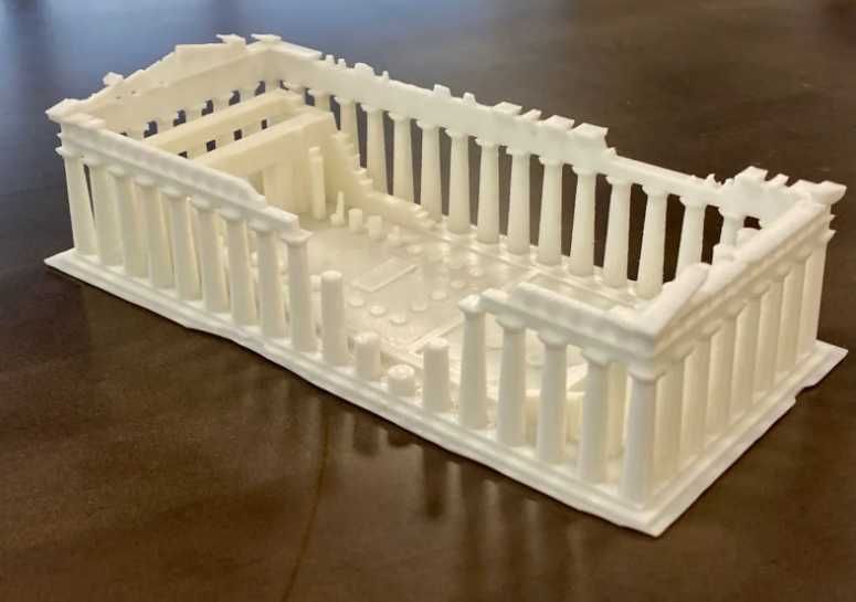 Грецький парфенон у масштабі