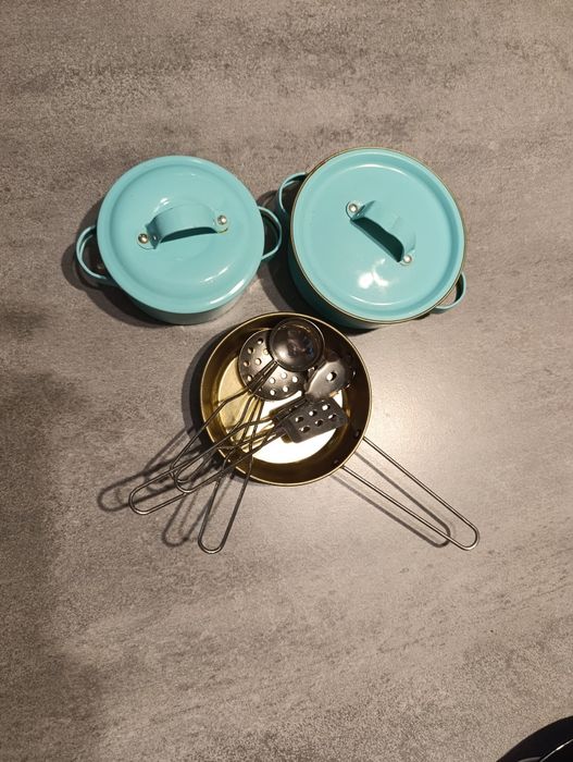 Kuchnia drewniana, akcesoria, ekspres, tort, koszyk , warzywa, owoce