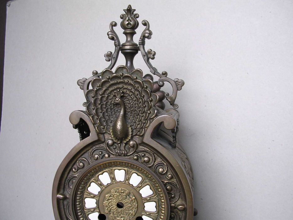 Stary piękny mosiężny zegar kominkowy