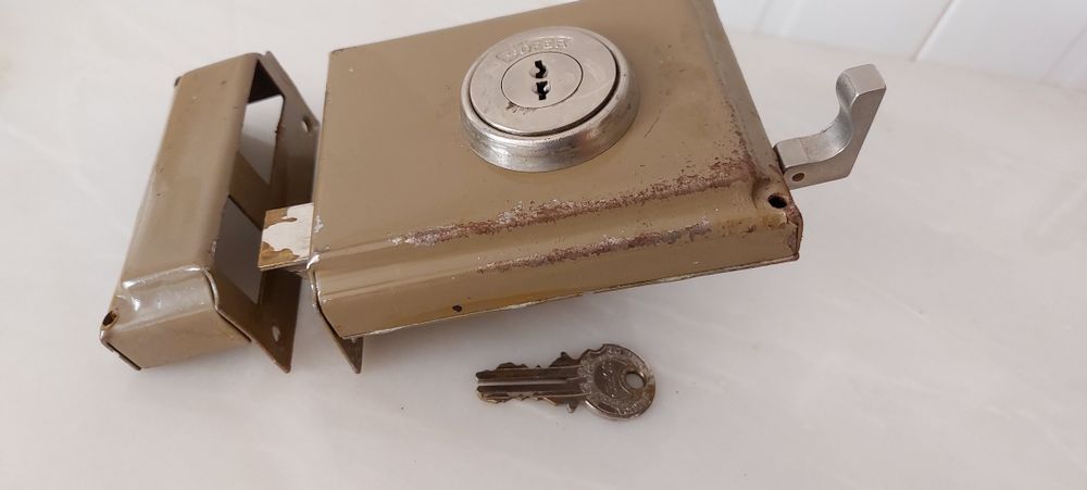 Fechadura porta.     .