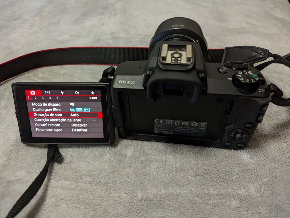 Câmara fotográfica mirrorless Canon EOS M50 em kit com a lente Canon EF-M 15-45mm f/3.5-6.3 IS STM + acessórios e extras