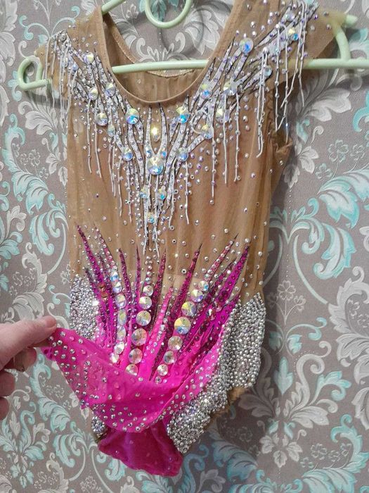 Купальник та предмети для гімнастики