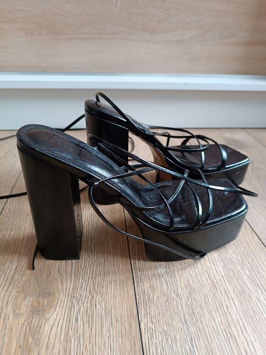 Czarne sandały na obcasie