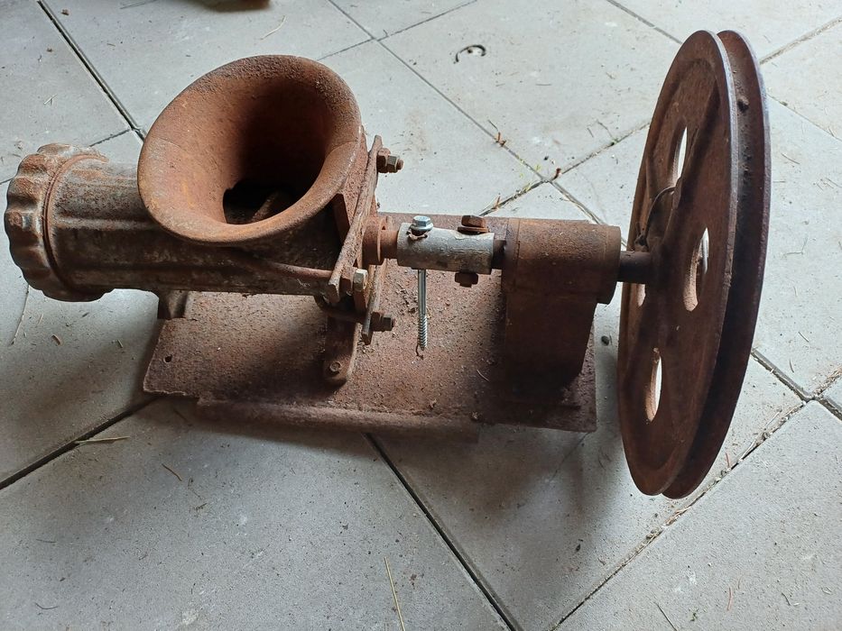 Maszynka do mięsa 32 duża z kołem prl staroć antyk